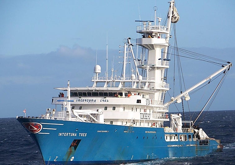 Un atunero vasco repele a tiros un ataque pirata