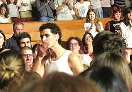 El líder Tom Lizarazu lanzando un beso al público que le rodea en 'Bueltan da', la última canción.