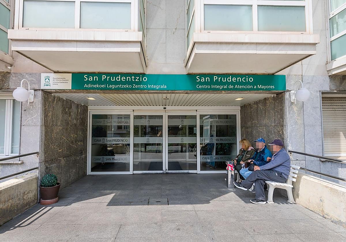 Entrada al CIAM San Prudencio, donde hay viviendas comunitarias y atención diurna, entre otros servicios.