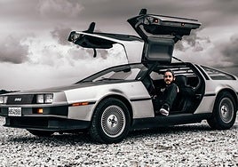 Jon Villamor en el DeLorean que adquirió en Hollywood.