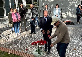 Representantes políticos, familiares de víctimas y vecinos se reunieron en Ezkurdi.