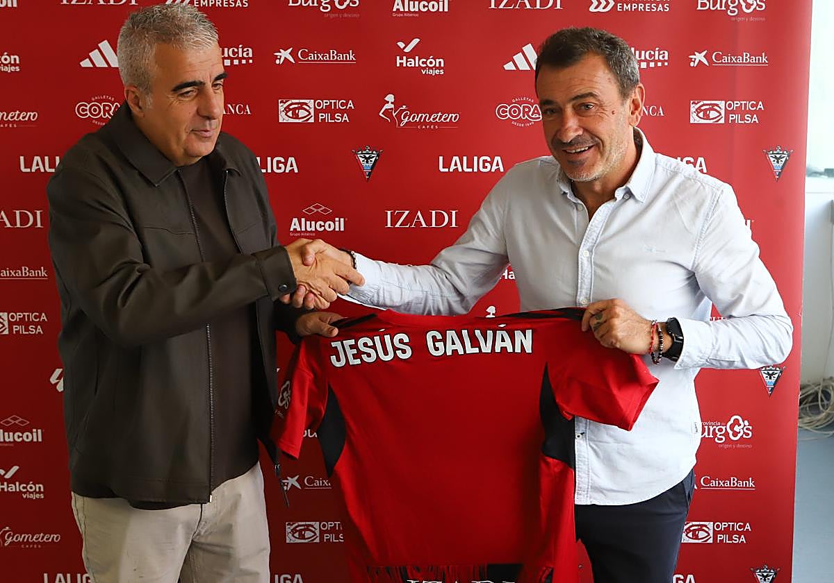 El nuevo técnico rojillo estrecha la mano de Alfredo Merino.