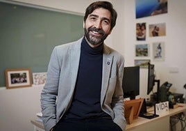 El doctor Antonio Pérez tiene en su despacho imágenes de la Alhambra y de la playa de la Joya, en Torrenueva.