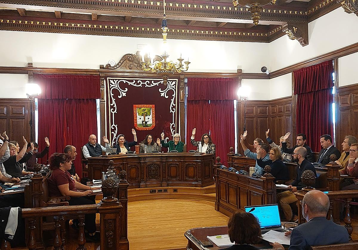 Momento de la votación del pleno en el que el Ayuntamiento de Getxo aprueba de forma definitiva el nuevo PGOU.