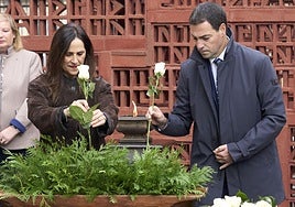 El lehendakari, Imanol Pradales, junto a la presidenta del Parlamento vasco, Bakartxo Tejeria, en el homenaje en la Cámara.