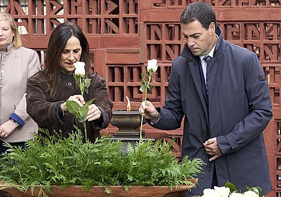 El lehendakari, Imanol Pradales, junto a la presidenta del Parlamento vasco, Bakartxo Tejeria, en el homenaje en la Cámara.