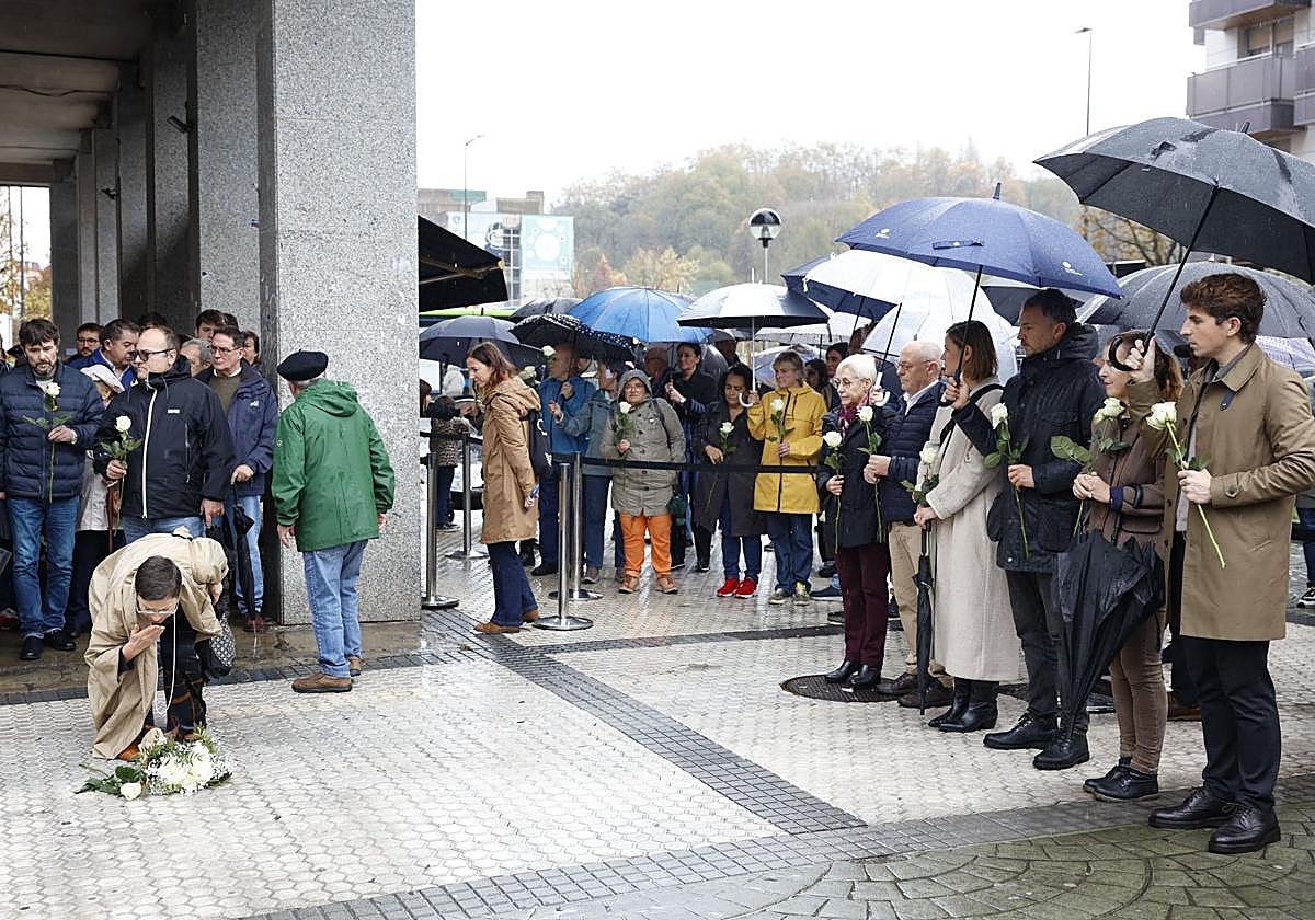 San Sebastián inauguró el sábado una placa en recuerdo a Rosa Zarra.