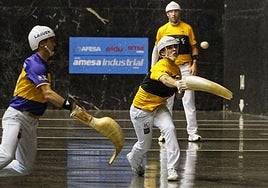 Urreisti suelta la derecha, mientras Barandika recupera su sitio.