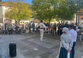 Vecinos y familiares en el acto celebrado este lunes.