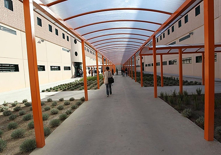 Ataca a un funcionario de la mayor cárcel vasca tras pedir hablar por teléfono