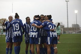 Las Gloriosas celebran uno de sus cuatro goles al Levante.