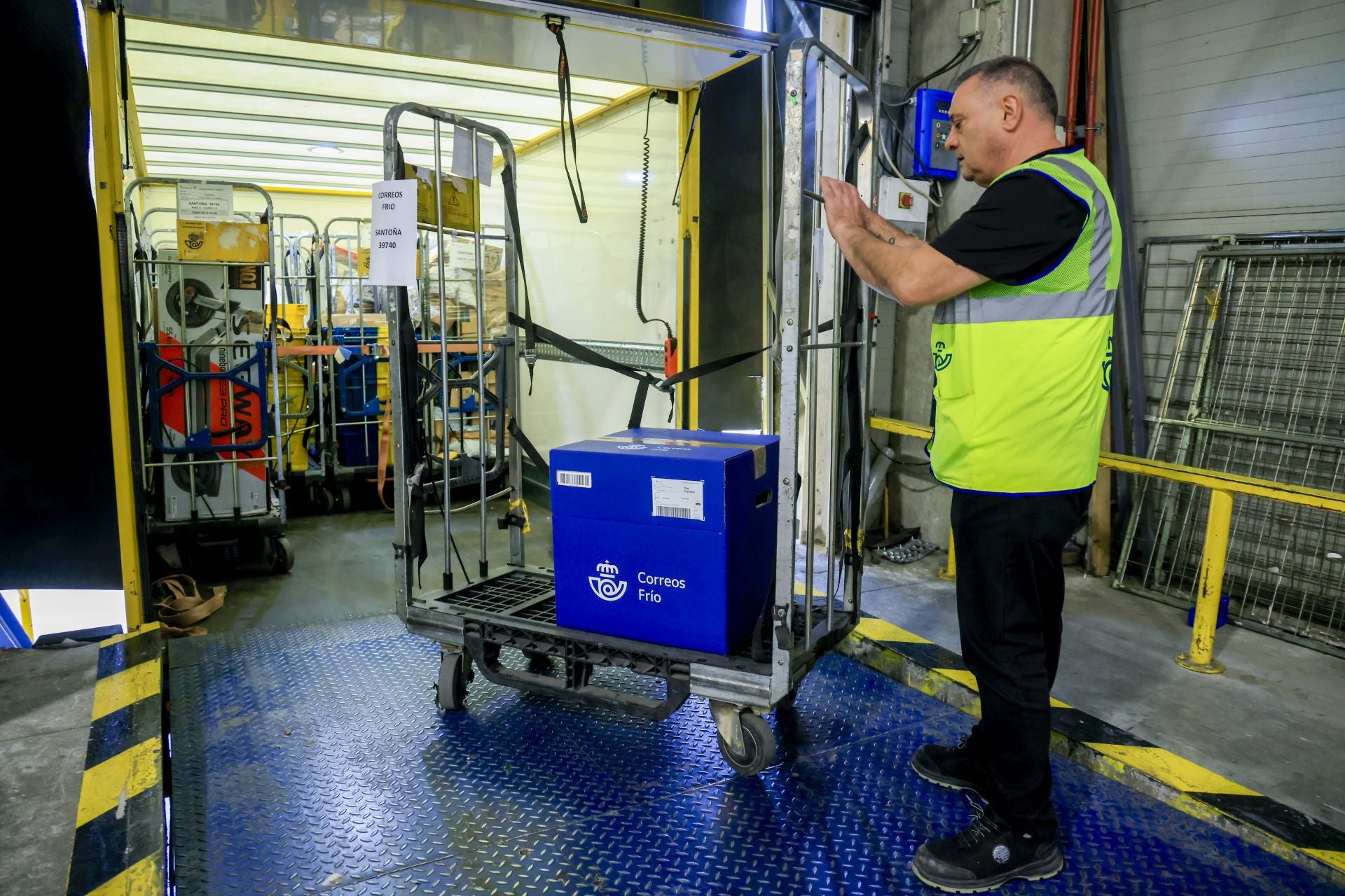 Así trabaja Correos en Álava en su momento de mayor trabajo del año