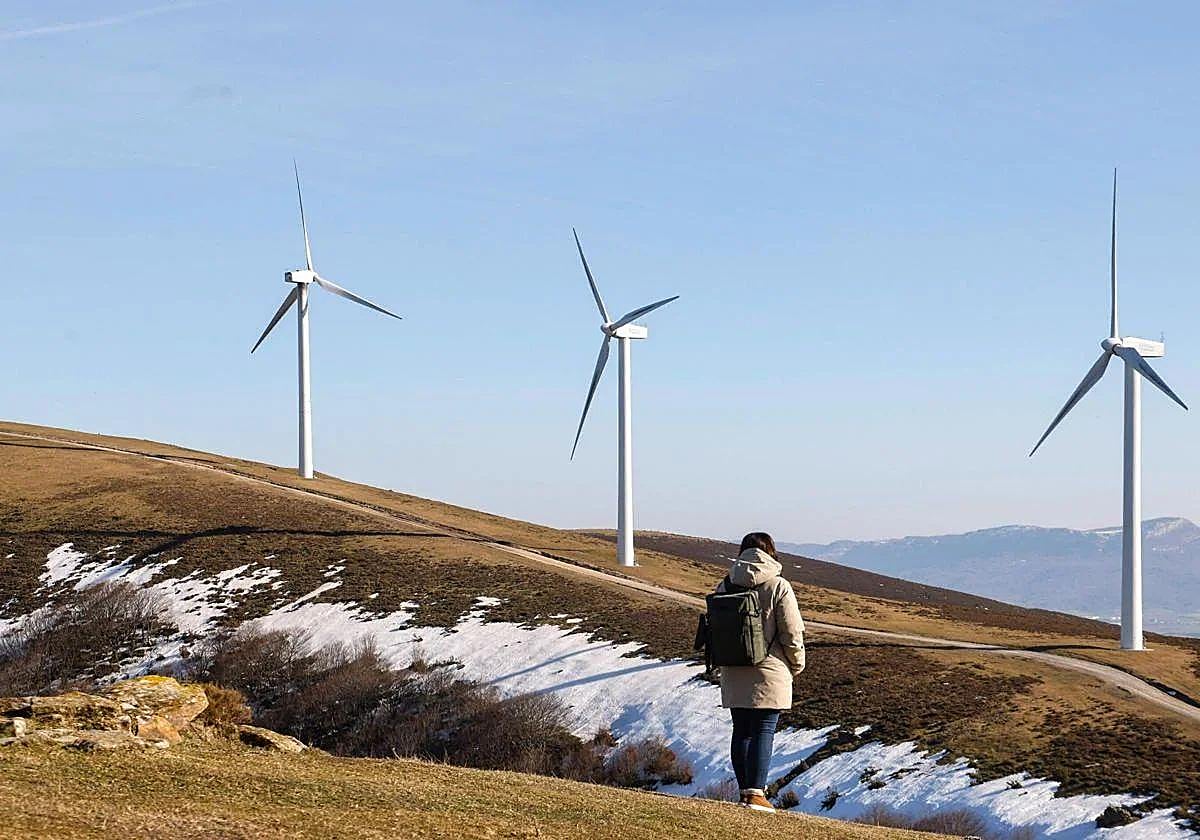Tres aerogeneradores ubicados en un parque eólico de Álava.