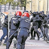 La Ertzaintza no pudo actuar contra Falange al tener que «repeler agresiones» radicales