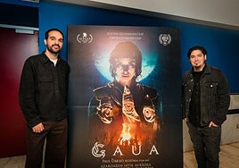 El productor Ander Sagardoy y el director Paul Urkijo, ante el cartel de 'Gaua'.