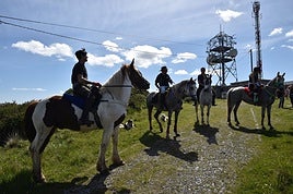 Aficionados disfrutan de un paseo a caballo pro el alto de Sollube, en Bermeo.
