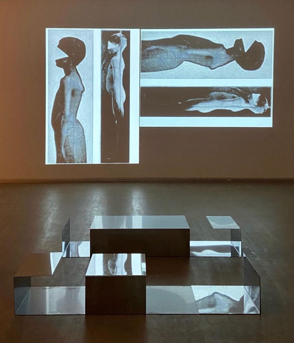 '400 Movimientos para esquivar lo predecible', sobre el ataúd de Malévich.