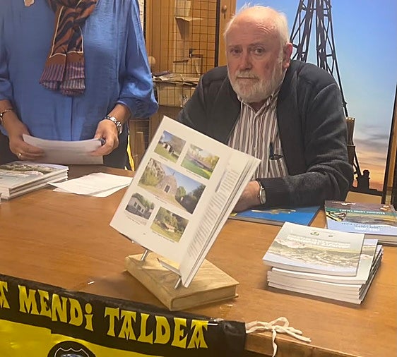 Jesús Norberto Martínez, el autor de la publicación, que se puede adquirir en la sede del club Baskonia Mendi Taldea a un precio simbólico de dos euros.