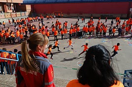 La carrera solidaria implica a las 450 familias del centro.