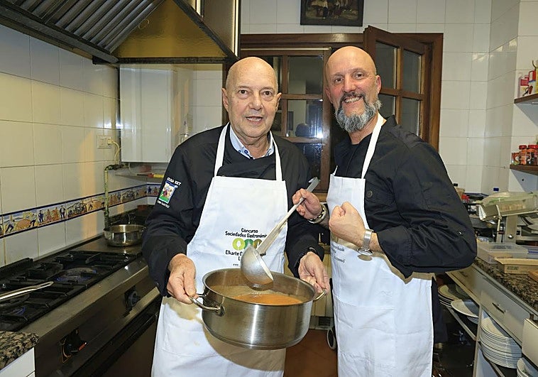 Fran Martínez de San Vicente y Kike Herrera trajinando en la cocina de Amairu Bat. Debajo, las 'alubias de ayer' y el roti de pollo acompañado de un cilindro de patata.