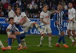 Antonio Blanco pugna con el espanyolista Carlos Romero.