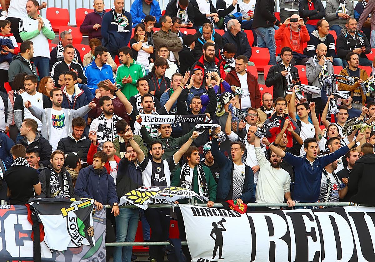 Aficionados del Burgos, en Anduva.