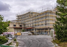 Continúan las obras para construir un centro de refugiados de la antigua clínica Arana de Vitoria.