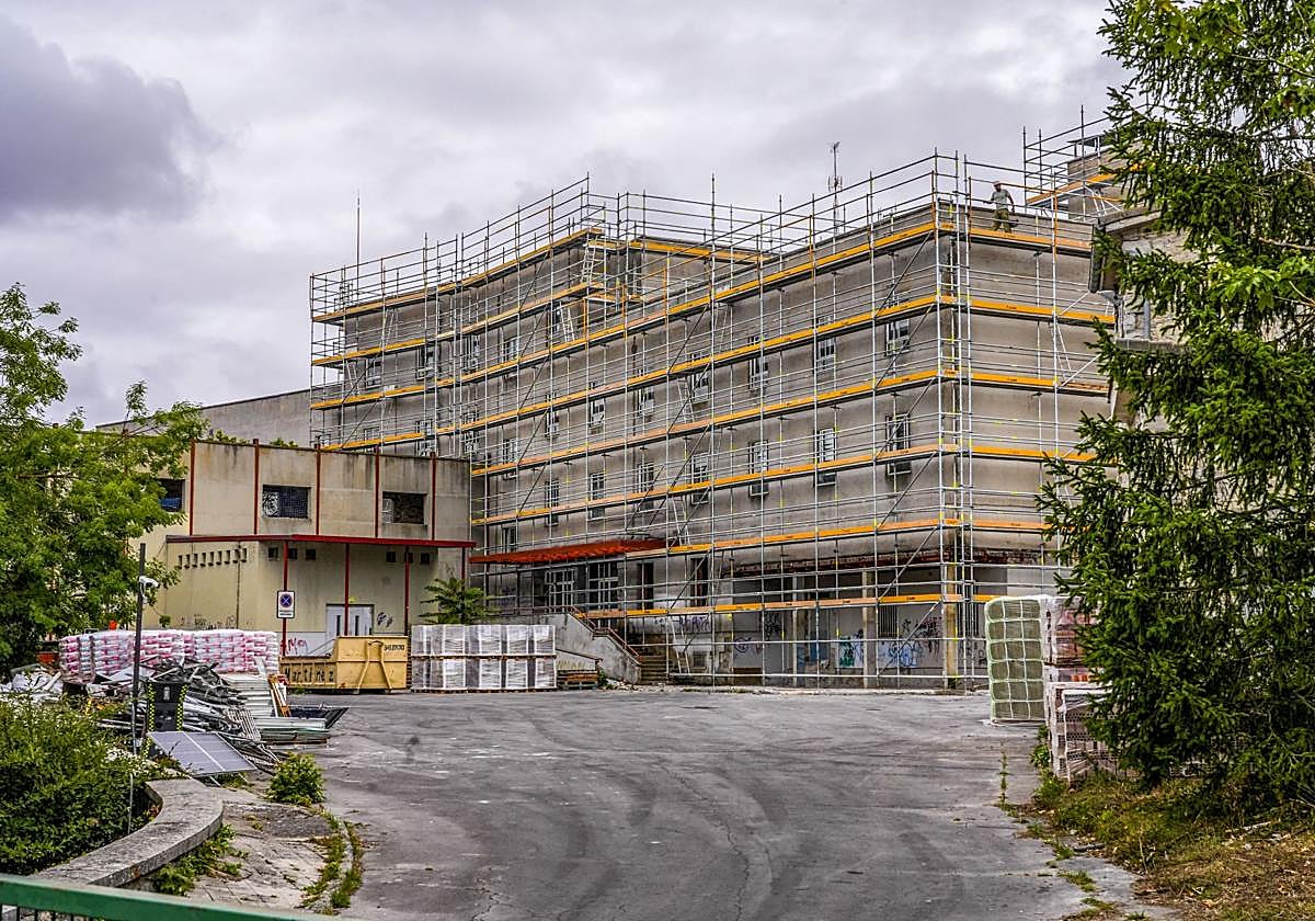 Continúan las obras para construir un centro de refugiados de la antigua clínica Arana de Vitoria.