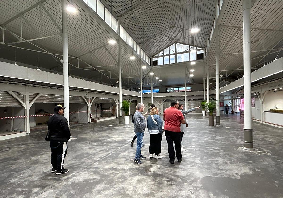 Diferentes comerciantes se acercaron a la visita informativa para optar a los puestos de la Merkatu Plaza.