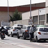 Coches en doble fila en la entrada del colegio Corazonistas.