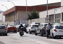 Coches en doble fila en la entrada del colegio Corazonistas.