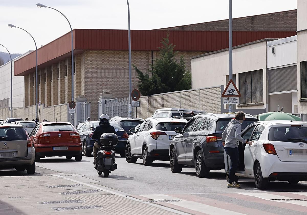 Coches en doble fila en la entrada del colegio Corazonistas.