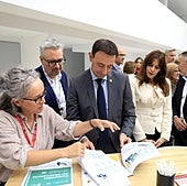 El vicelehendakari Mikel Torres y la alcaldesa Maider Etxeberria han visitado los distintos stands de la feria Merkalan.