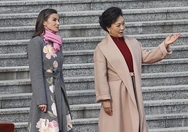 La Reina Letizia y la primera dama de China, Peng Liyuan, este miércoles en Pekín.