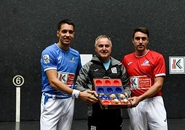 Los dos pelotaris protagonistas junto al seleccionador de material, Martín Alustiza, con las pelotas escogidas