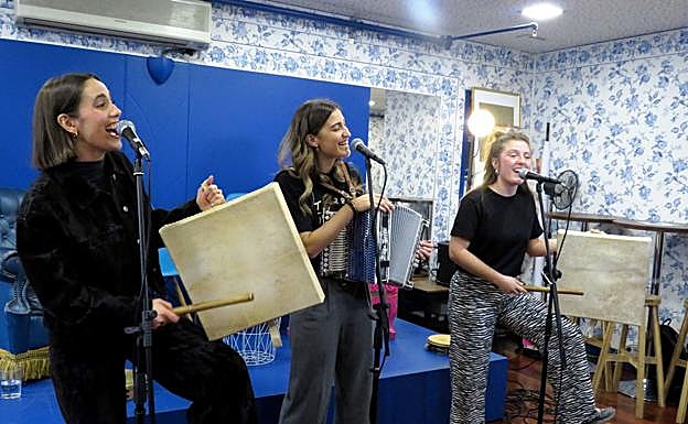Alaitz, Irati y Garazi tocando en La Sinsorga.