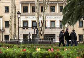 Seis años de prisión por violar en Bizkaia a una mujer a la que contrató para limpiar su casa