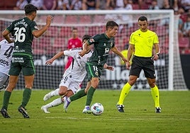 Peio Canales controla el balón ante un rival.