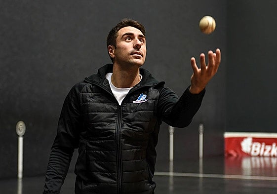 Peio Etxeberria juega con una pelota en el frontón Bizkaia.