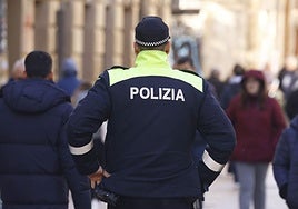Roba una caja de bebidas alcohólicas y le arrestan cuando bebía en una calle de Vitoria