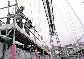 Los operarios trabajan desde el pasado lunes 3, cuando arrancaron las obras, sujetados por arneses y con minuciosidad.