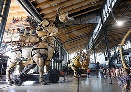 La compañía La Machine, fundada por un grupo de artistas, escenógrafos y técnicos, apostó por construir objetos escénicos atípicos para sacarlos a la calle.