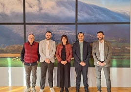 El director general de Agricultura de la Diputación Foral de Bizkaia, Andoni Agirrebeitia, el alcalde de Orduña, Iker Santocildes, la consejera de Alimentación, Desarrollo rural, Agricultura y Pesca del Gobierno vasco, Amaya Barredo, el director general de Agenda 2030, David Perejil, y el presidente de la Red de Municipios por la Agroecología, Enrique Pueyo.