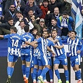 Los jugadores del Alavés se abrazan a Lucas Boyé para celebrar el segundo gol marcado contra el Espanyol.
