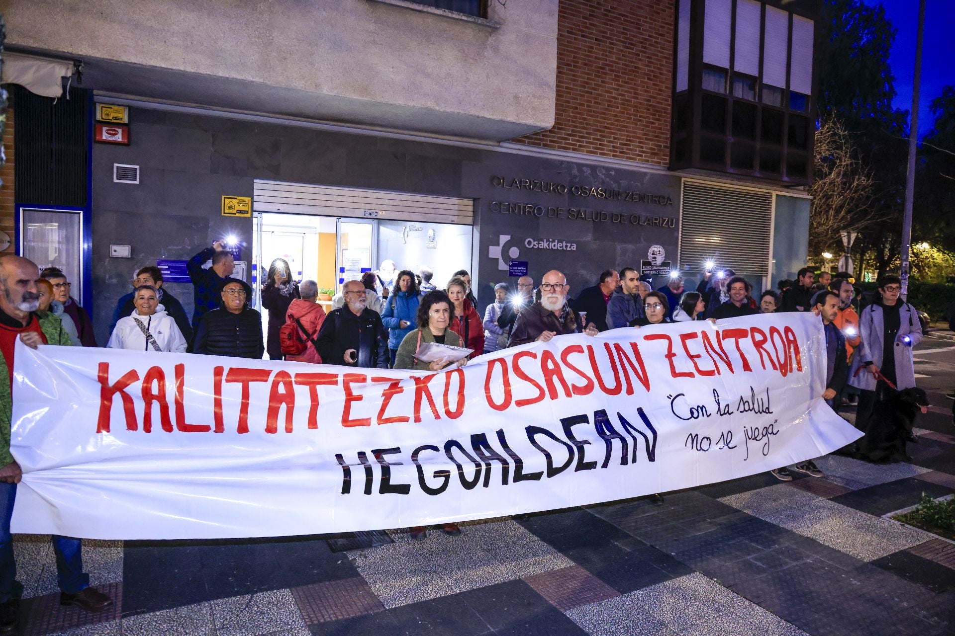 Vecinos de Adurza, San Cristóbal, Mendizorroza y Goikolarra que se han concentrado este jueves frente al ambulatorio de Olárizu.