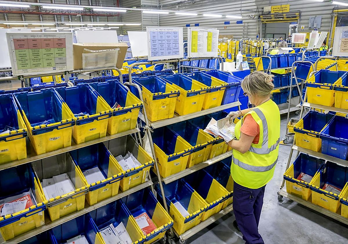 Así trabaja Correos en Álava en su momento de mayor trabajo del año