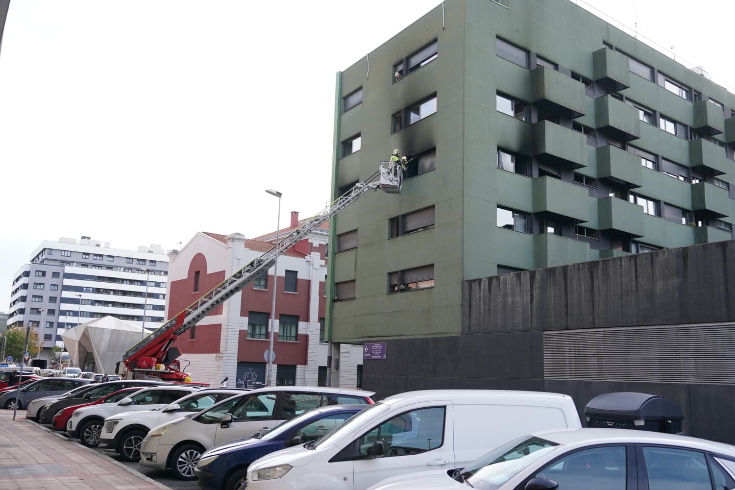 Así ha quedado el edificio de Barakaldo tras el incendio de un piso