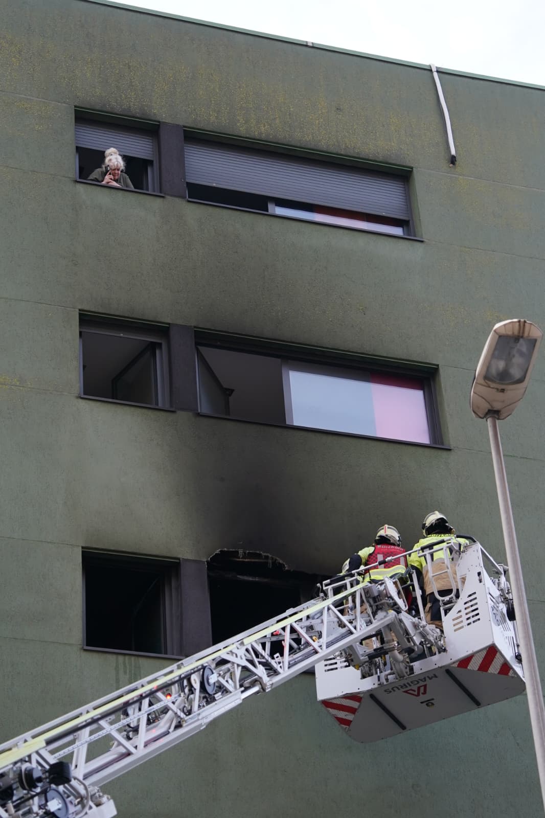 Así ha quedado el edificio de Barakaldo tras el incendio de un piso