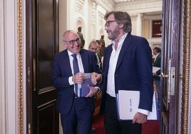 Ramiro González charla con Iñaki Oyarzábal en el pleno.