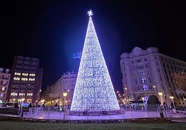 Operarios realizan pruebas de iluminación en el árbol de Navidad ubicado en la plaza Moyua.